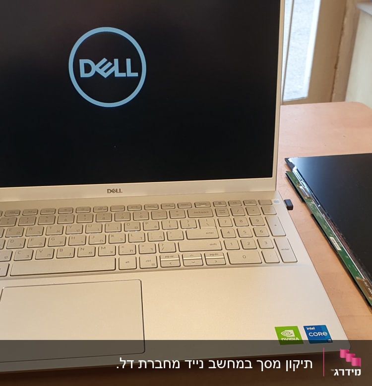 מחשב נייד דל עם מסך מנותק על שולחן עבודה